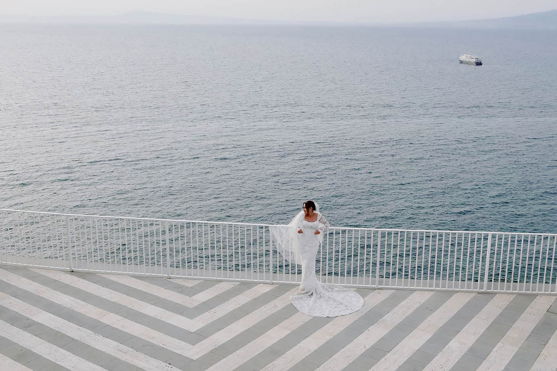 Sposa sulla terrazza panoramica di Villa Antiche Mura a Sorrento con vista sul mare della Costiera Amalfitana.